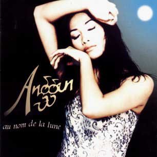 Paroles de chansons et pochette de l'album Au nom de la lune de Anggun