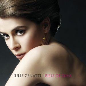 Paroles de chansons et pochette de l'album Plus de diva de Julie Zenatti